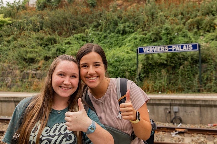 Two female students studying abroad verviers-palais